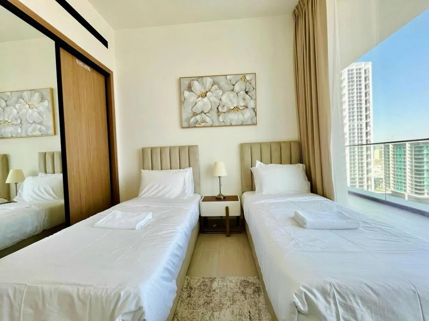 Sunkissed Serenity Luxe 2Br W Plunge Pool Dubai Apartment
