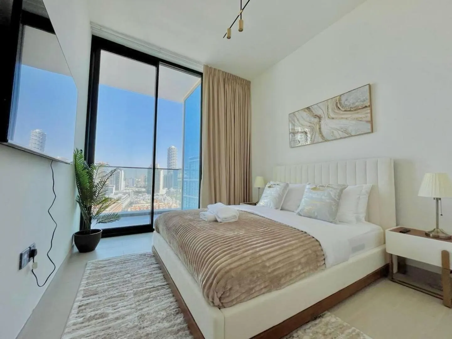 Sunkissed Serenity Luxe 2Br W Plunge Pool Dubai