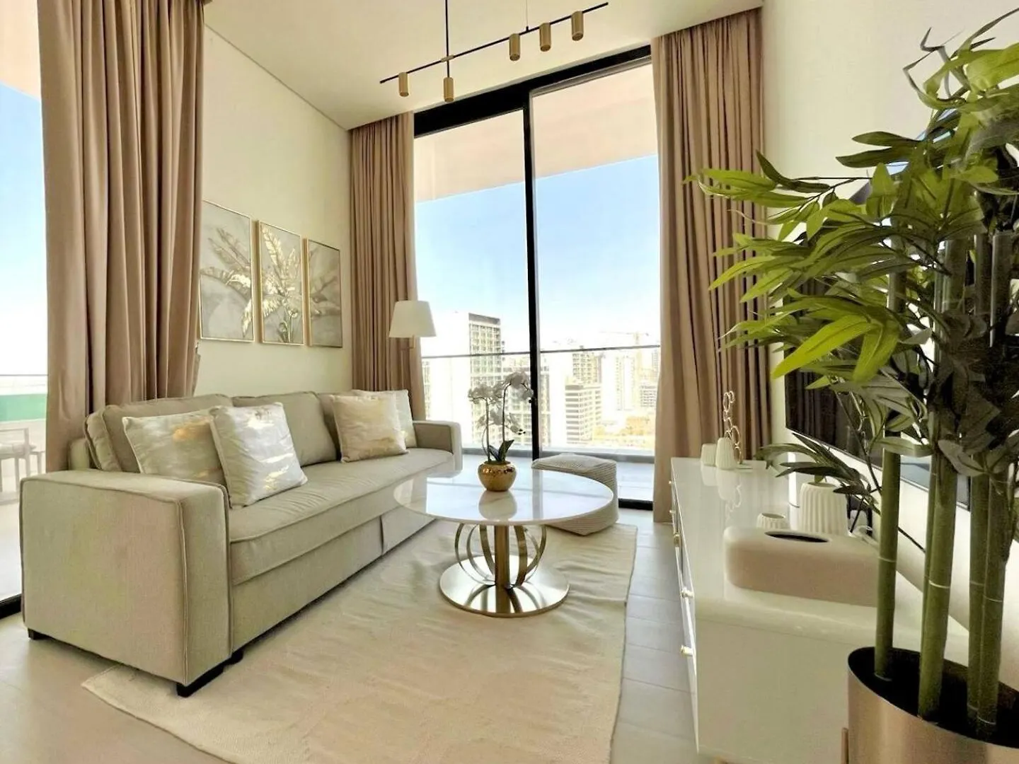 Sunkissed Serenity Luxe 2Br W Plunge Pool Dubai Apartment
