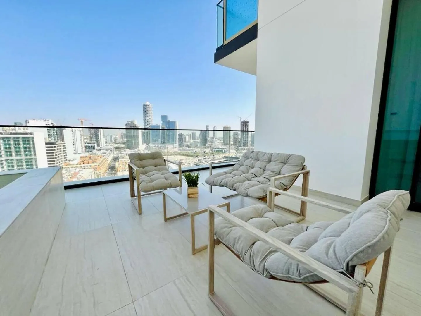 Sunkissed Serenity Luxe 2Br W Plunge Pool Dubai
