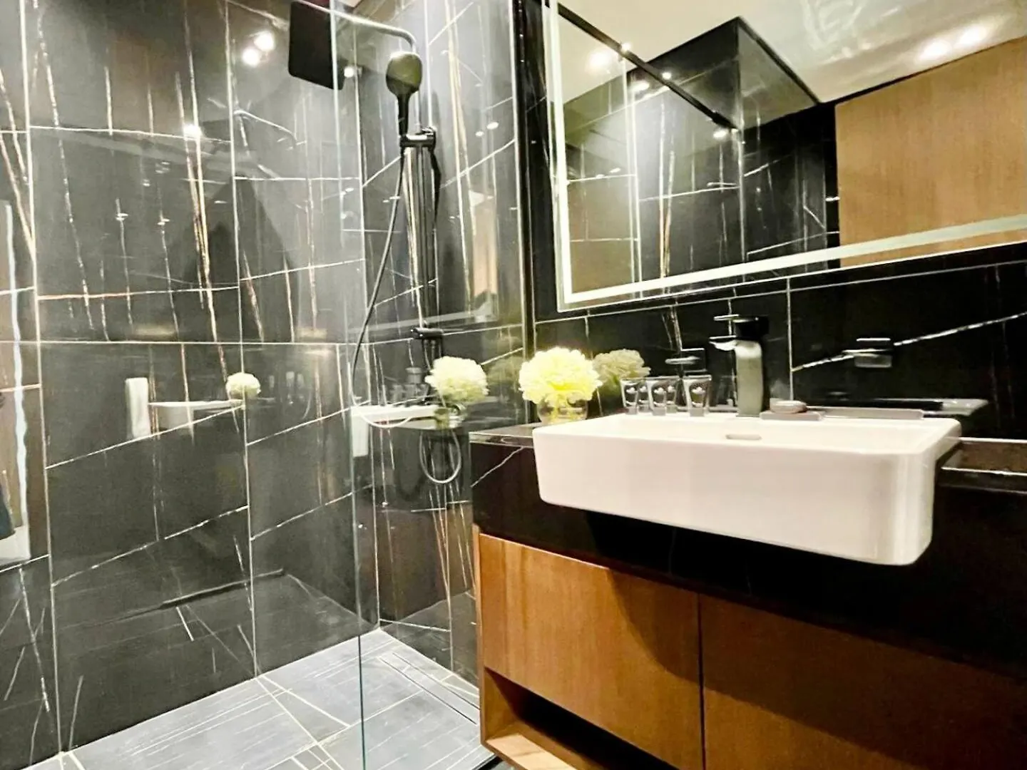 Sunkissed Serenity Luxe 2Br W Plunge Pool Dubai Apartment