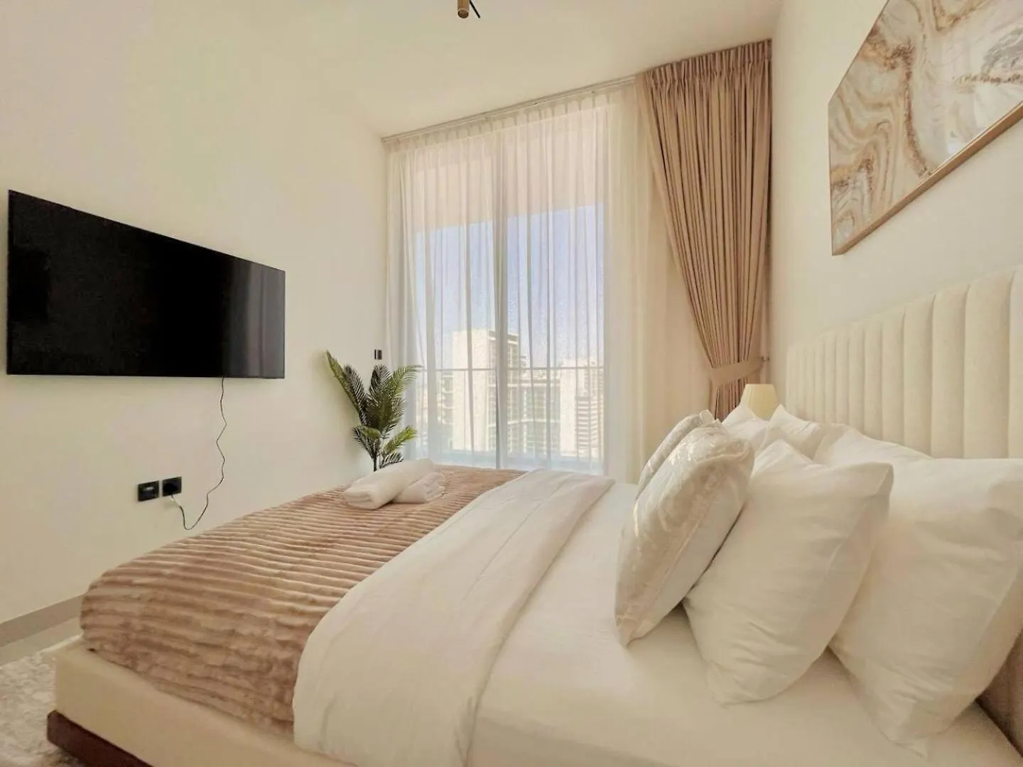 Sunkissed Serenity Luxe 2Br W Plunge Pool Dubai United Arab Emirates